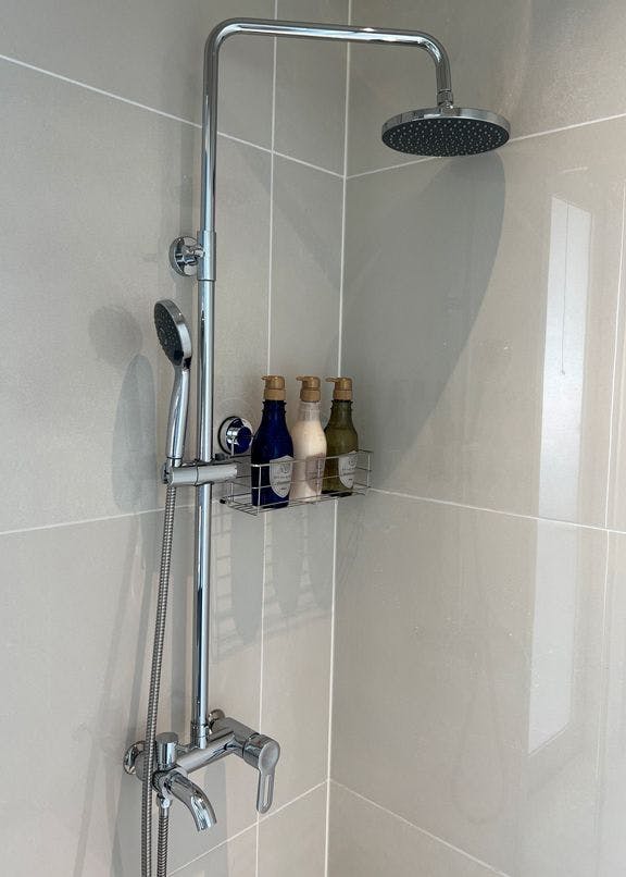 ห้องอาบน้ำฝักบัวในร่ม