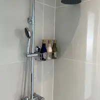 ห้องอาบน้ำฝักบัวในร่ม