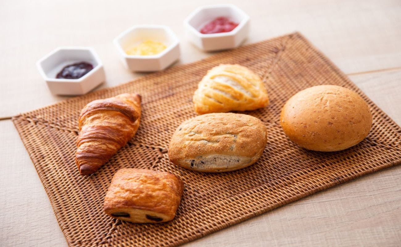 ขนมปังอบกรอบสดใหม่จากเตาอบของโรงแรม