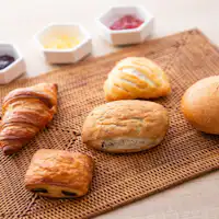 ขนมปังอบกรอบสดใหม่จากเตาอบของโรงแรม