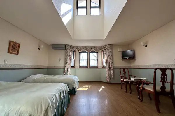 Deluxe Twin (2–3 Guests)