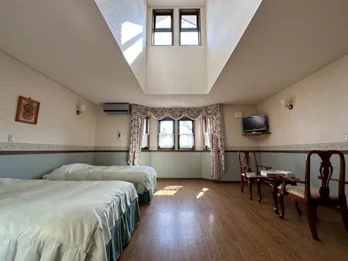 Deluxe Twin (2–3 Guests)