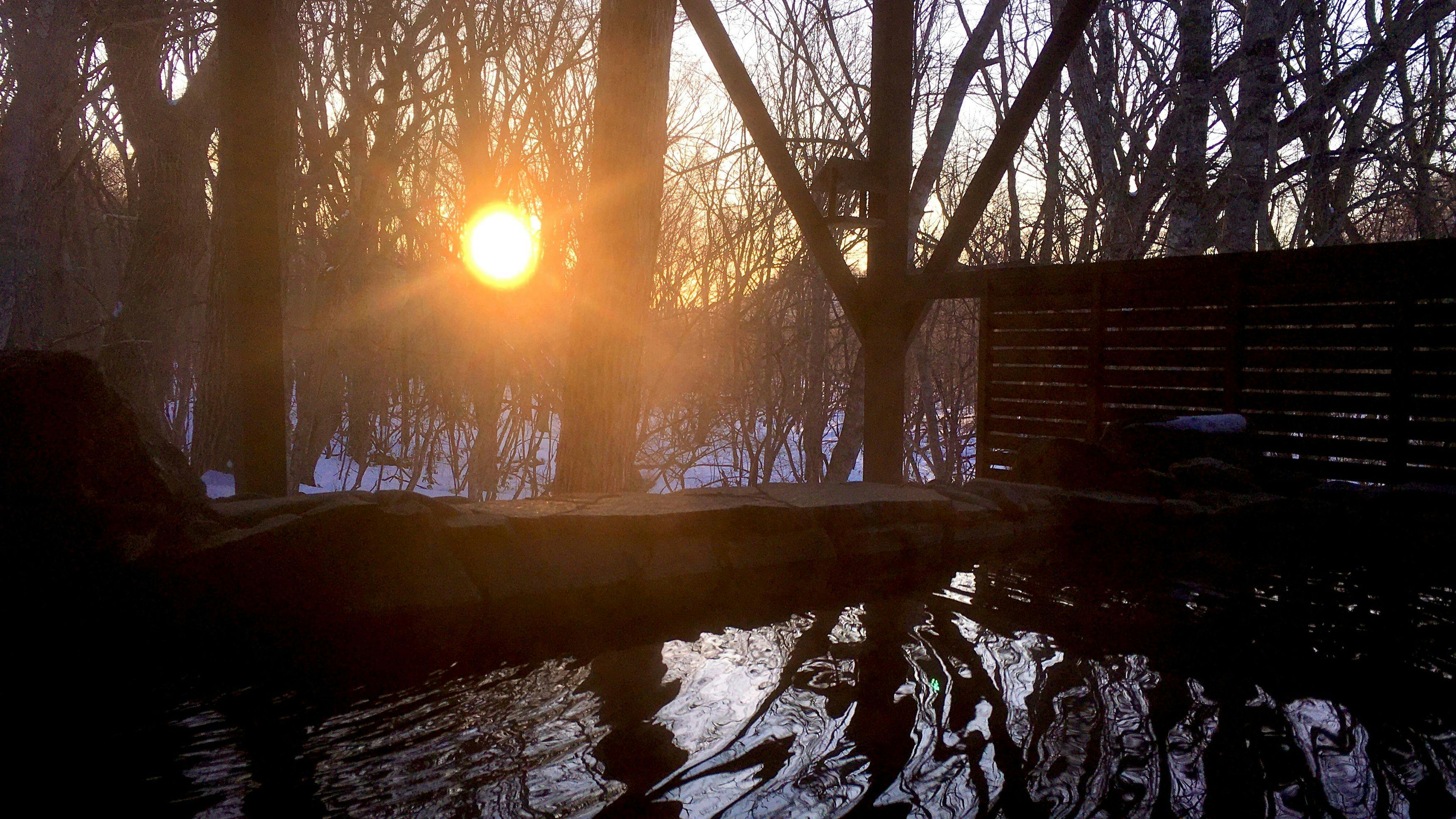 แช่ออนเซ็นกลางแจ้งพร้อมชมพระอาทิตย์ขึ้น