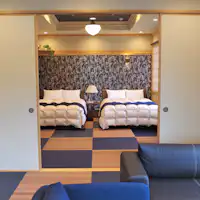 ห้องนอนหรูพร้อมเตียงกว้างขวางเพื่อการพักผ่อนที่สะดวกสบาย