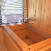 อ่างอาบน้ำไม้ฮิโนกิในห้องสไตล์ญี่ปุ่นของอาคารหลักที่มีกลิ่นหอมสบาย