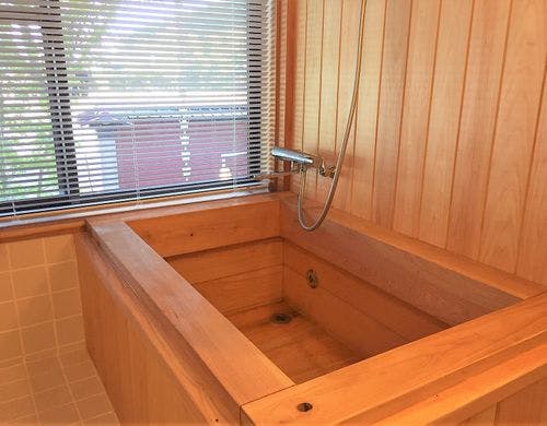 本館和室のヒノキ風呂