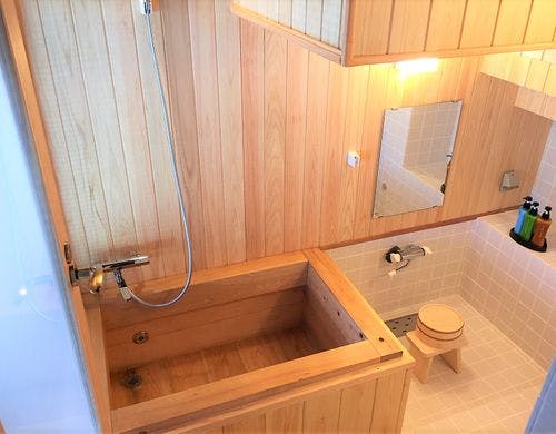 香りが心地よい本館和室のヒノキ風呂