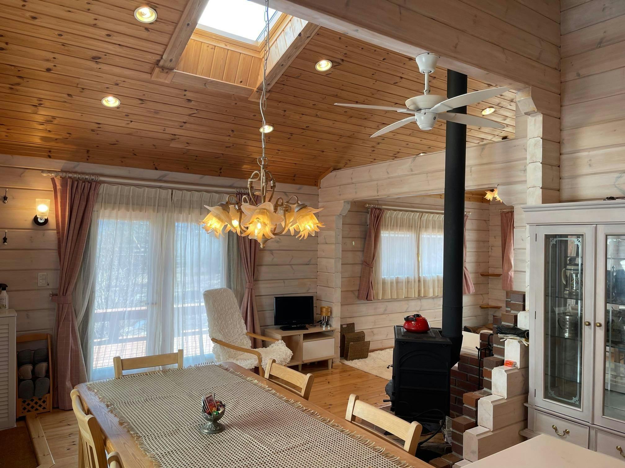 ห้องนั่งเล่นกระท่อมไม้ซุง