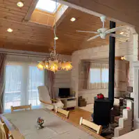 ห้องนั่งเล่นกระท่อมไม้ซุง