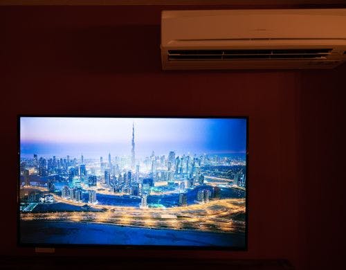 すべてのお部屋に５５インチテレビ完備