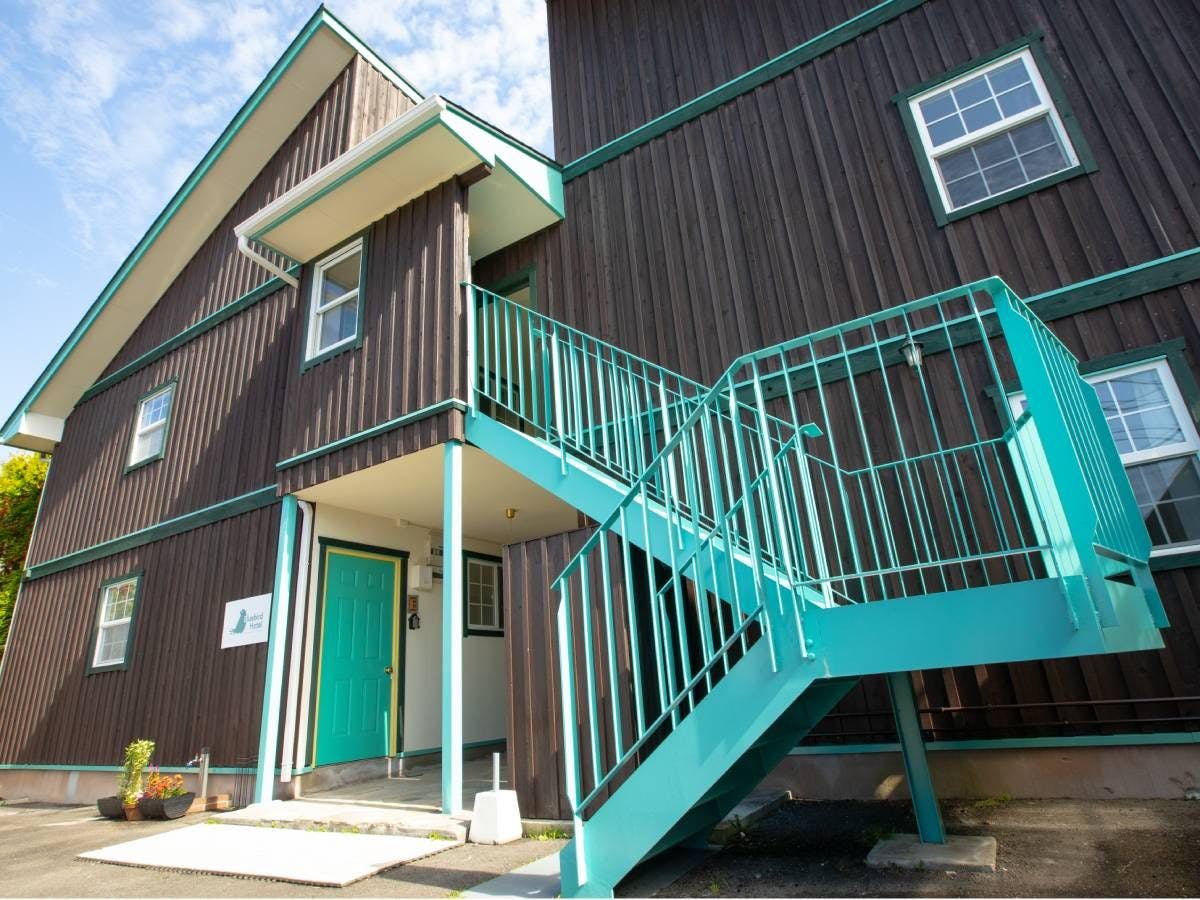 ・กรุณาใช้บันไดเพื่อไปยังห้องพักชั้น 2