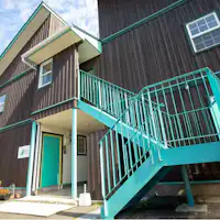 ・กรุณาใช้บันไดเพื่อไปยังห้องพักชั้น 2