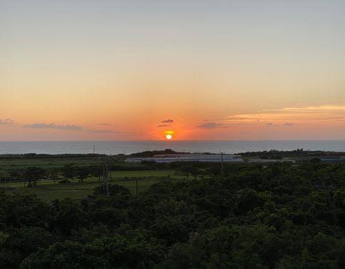 来間島から見える海に沈む夕陽