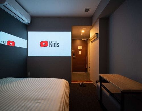 プロジェクターが観れるお部屋です。