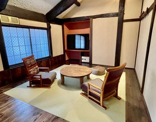 窓辺のテーブルはひのきの一枚板です。