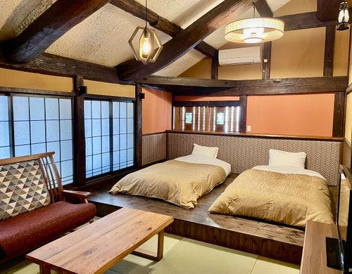 こあがりの窓にはステンドグラス