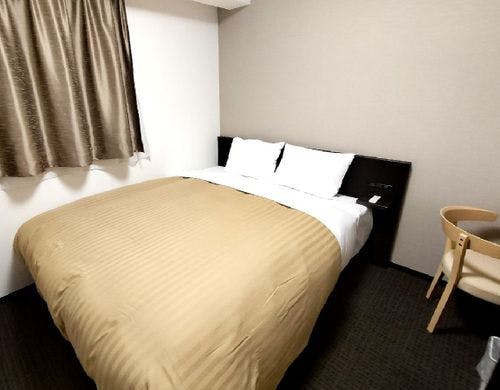 ベッド幅160cm。LUXE Plush Pillow TOP