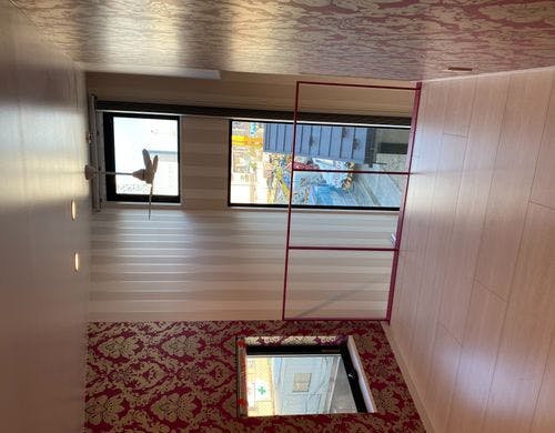 窓からスカイツリーが見えます