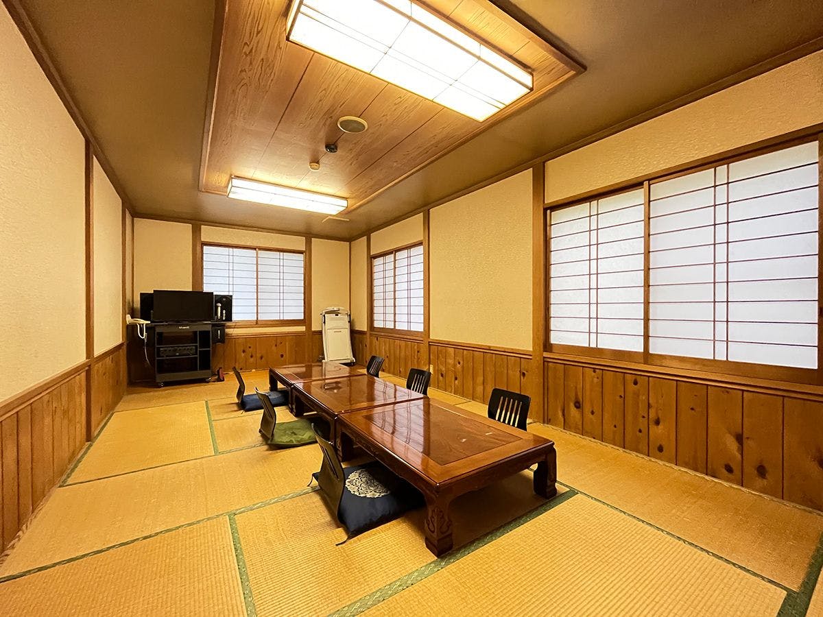 Ruang perjamuan kecil di dalam gedung