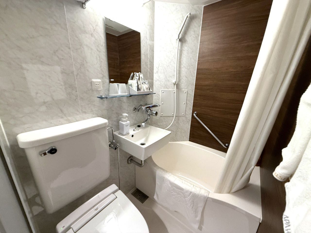 Bilik mandi dan tandas gabungan