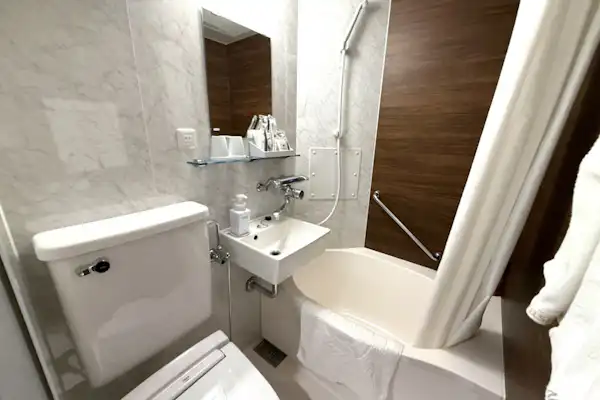 Bilik mandi dan tandas gabungan