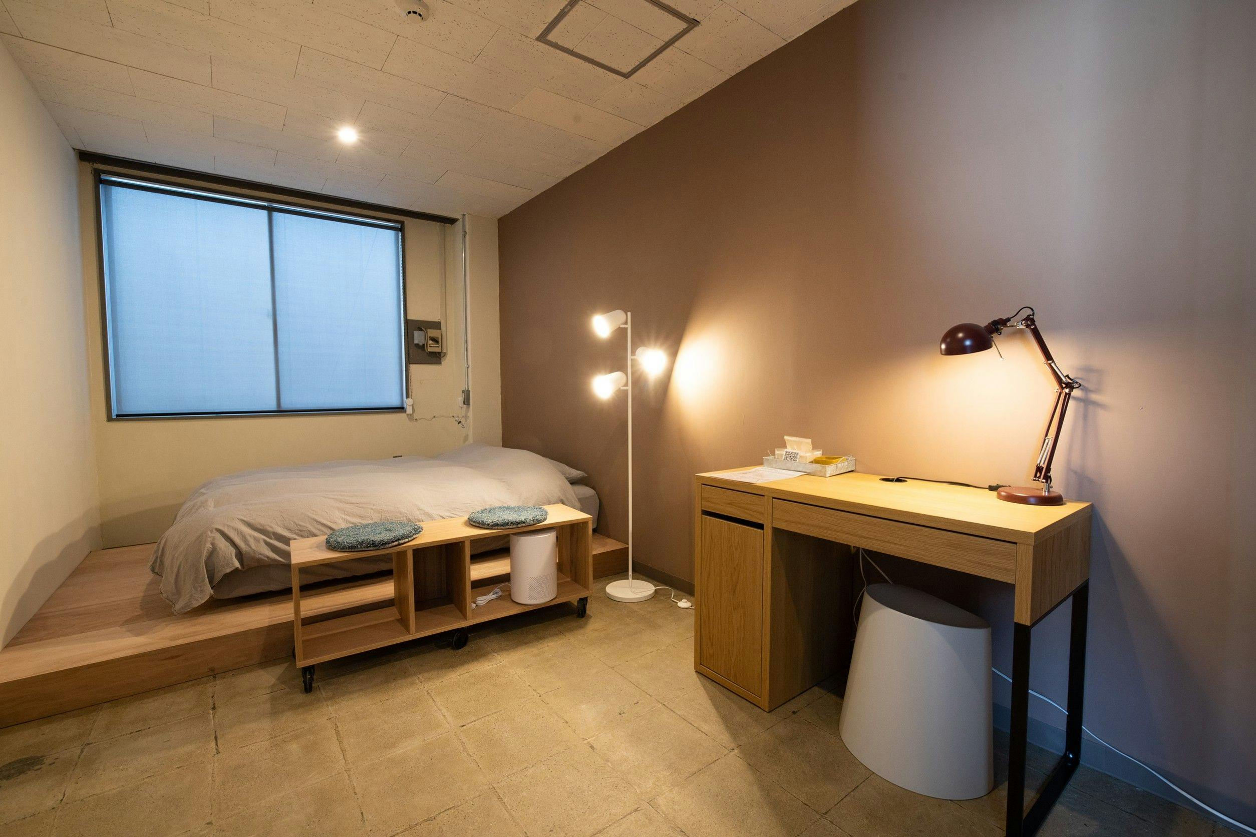 ห้องเตียงคู่พร้อมพื้นที่ยกสูง