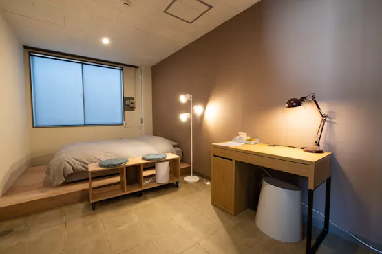 ห้องเตียงคู่พร้อมพื้นที่ยกสูง