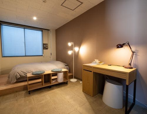 シンプルで落ち着いた雰囲気のダブルルーム