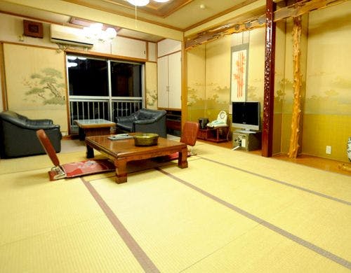 :: リラックスに最適な和室 ::