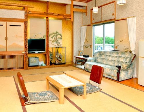 :: リラックスに最適な和室 ::