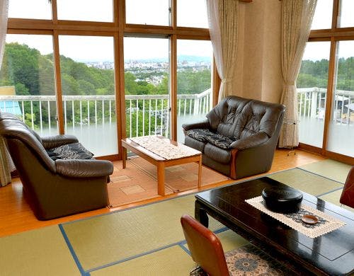 :: 旭川の景色を望む 和の寛ぎルーム ::