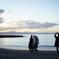 ถ่ายภาพที่ระลึกโดยมีพระอาทิตย์ตกดินที่ชายหาดโมริโตะเป็นฉากหลัง