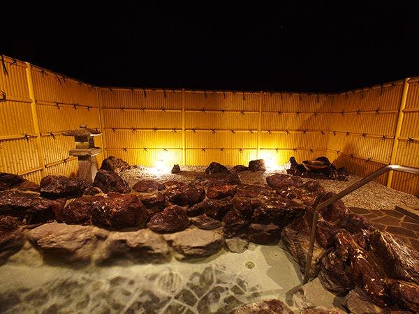 Kolam mandi terbuka besar