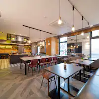 ในตอนเช้าเป็นสถานที่ให้บริการอาหารเช้า