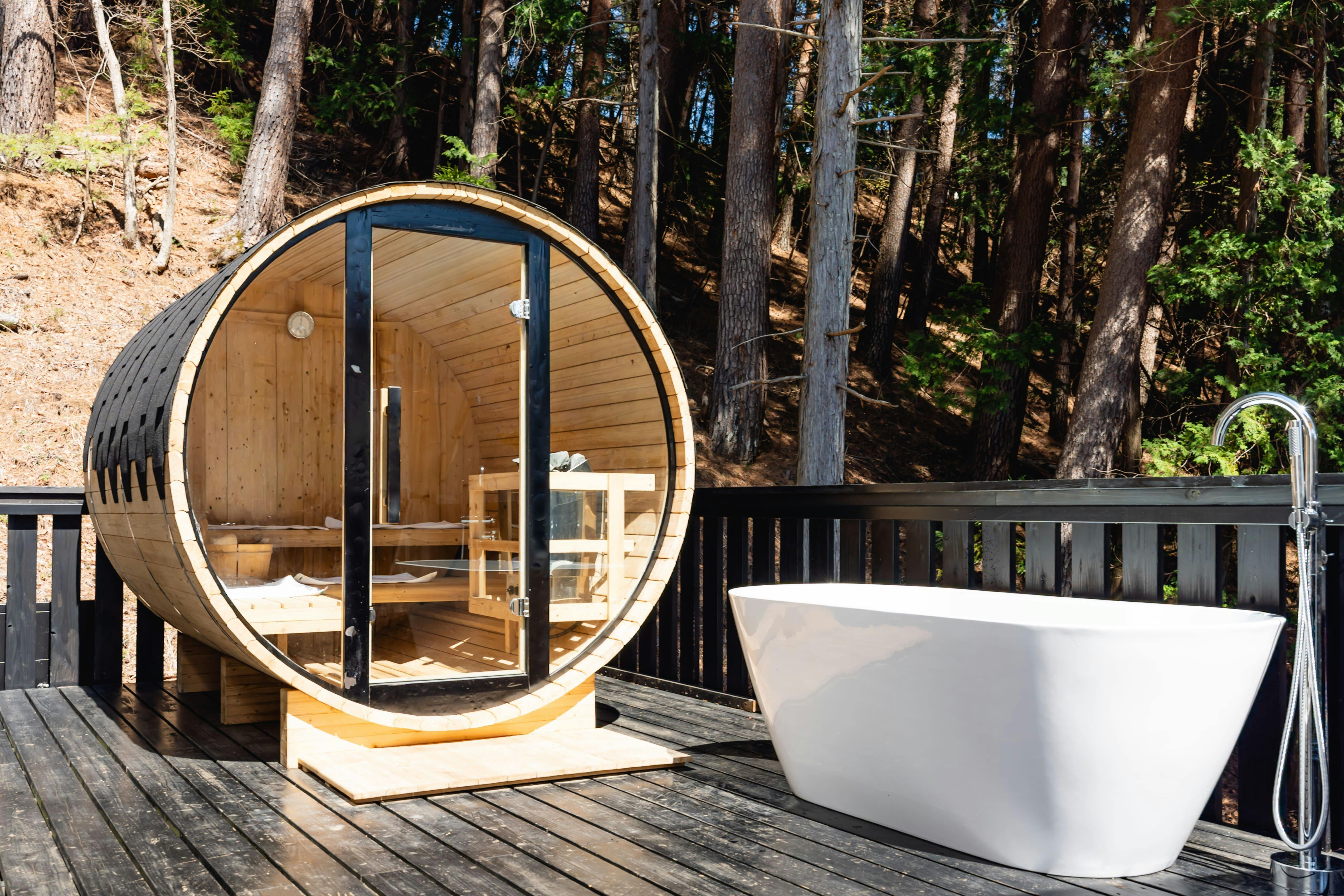 우드 데크에 마련된 게스트 전용 사우나