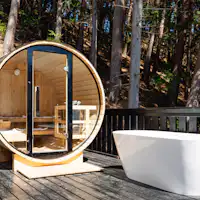 우드 데크에 마련된 게스트 전용 사우나