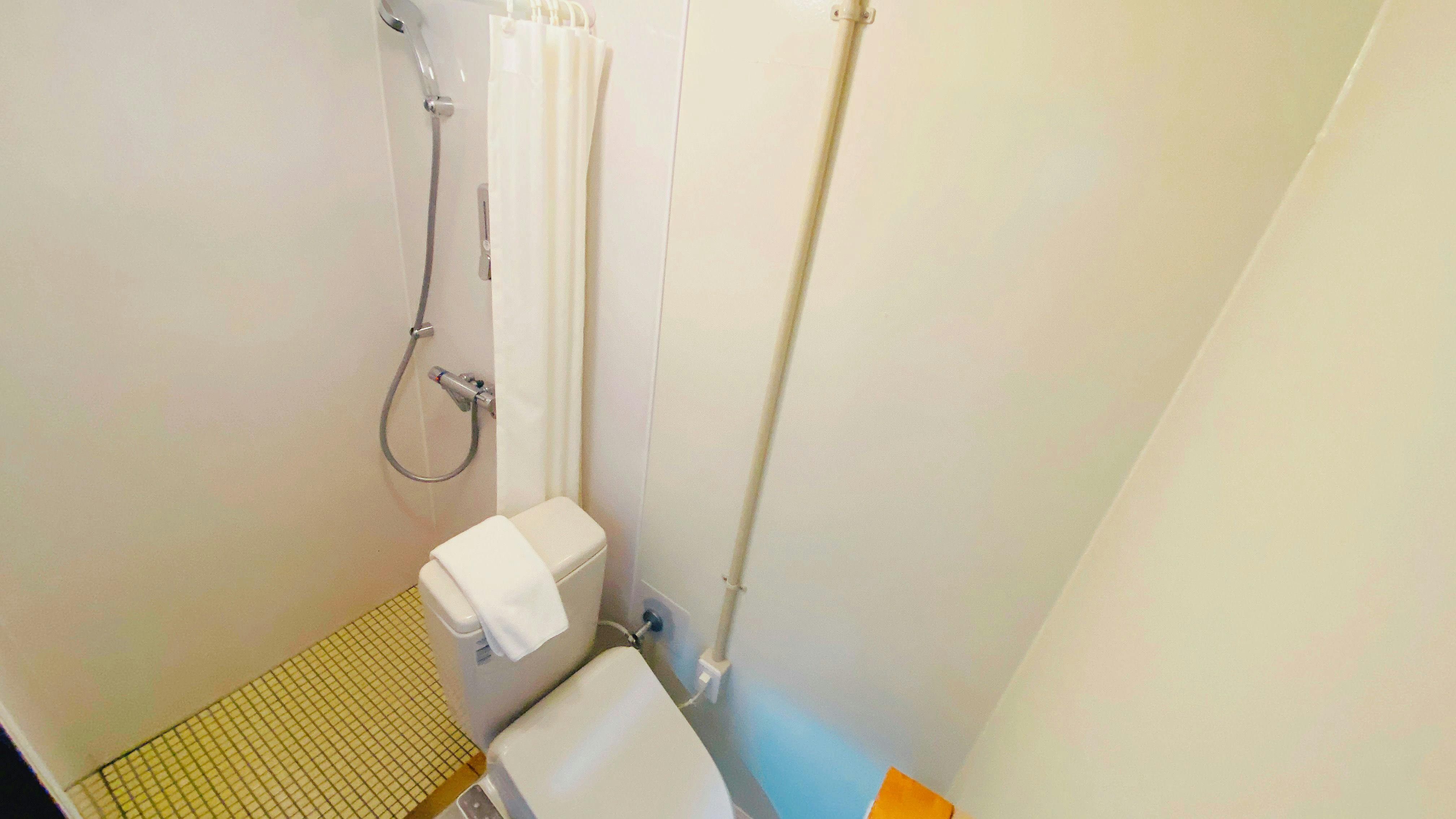 Kamar Double dengan shower dan toilet