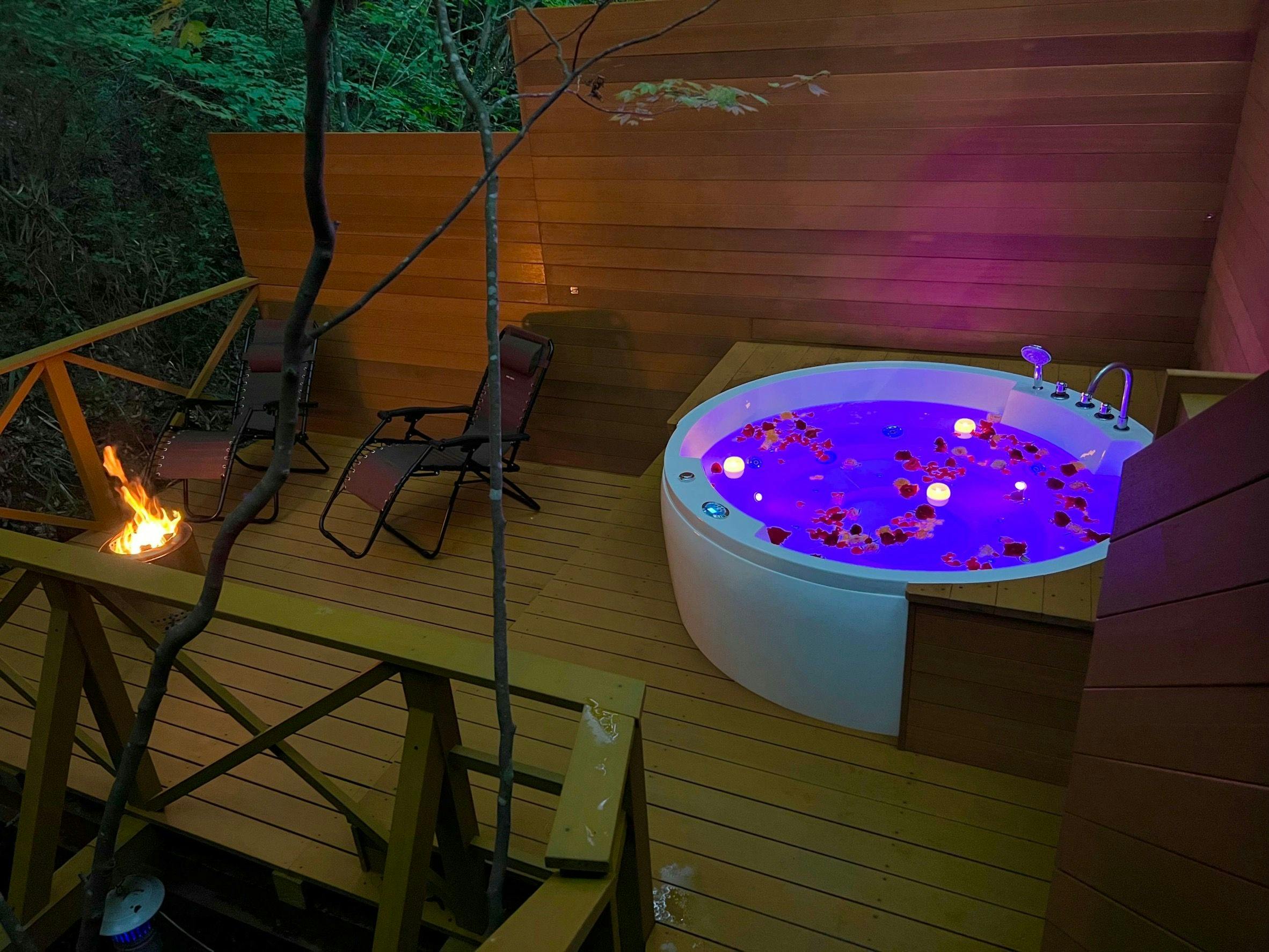 在露天按摩浴缸中身心放鬆！