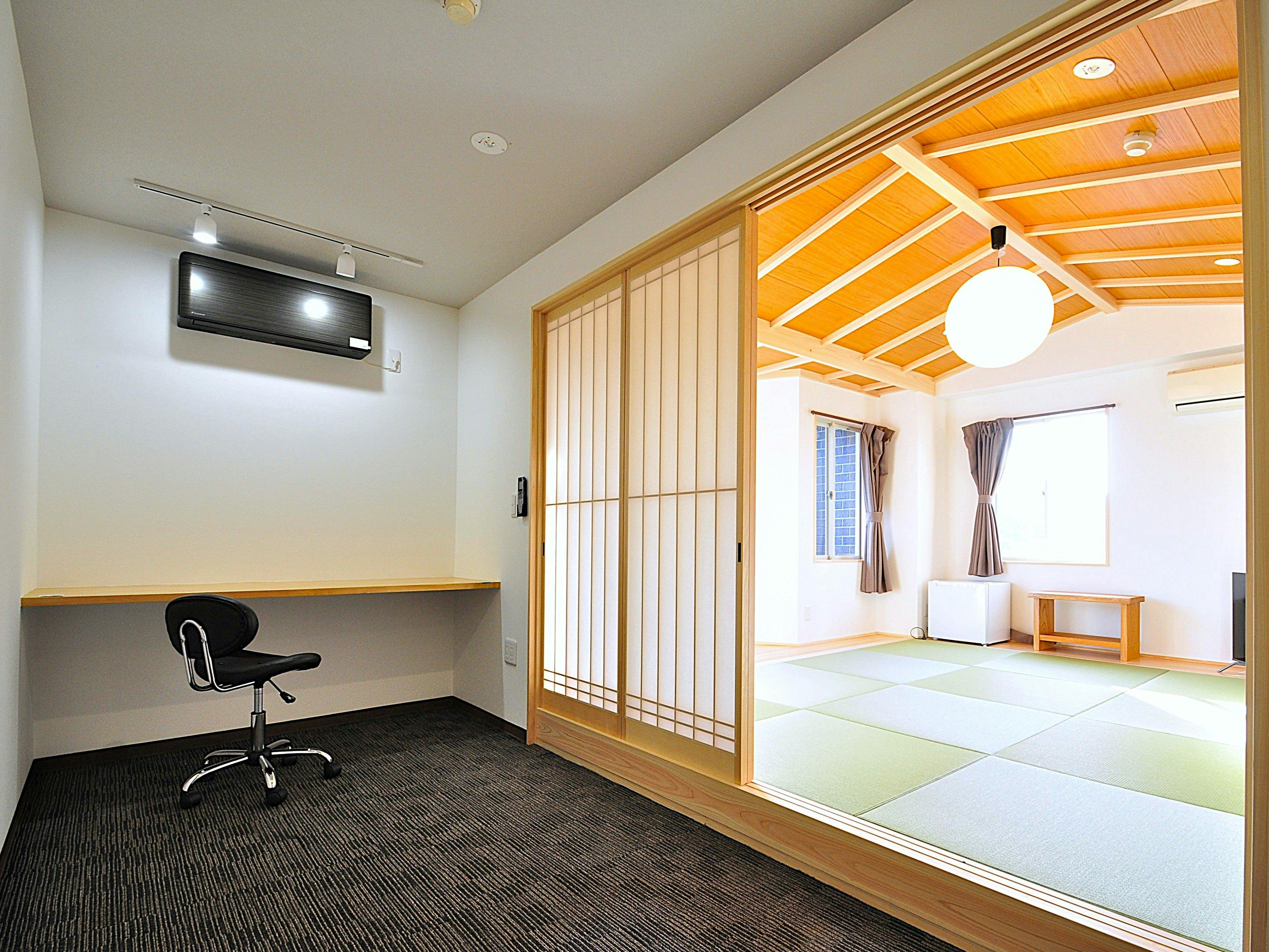 ■ Non-Smoking Japanese-Western Style Room, 9 Tatami Mats, Main Building (Desk Side) B7