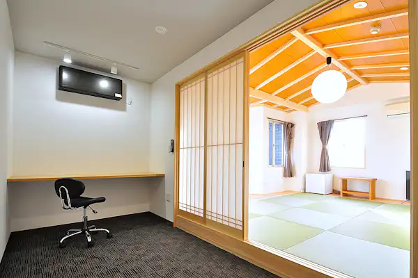 ■ Non-Smoking Japanese-Western Style Room, 9 Tatami Mats, Main Building (Desk Side) B7