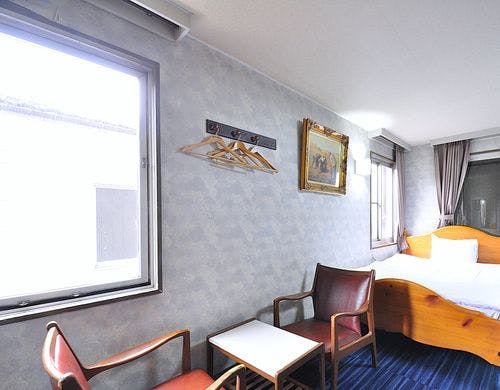 ■喫煙トリプル　本館　A4（テーブル周辺）