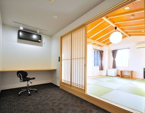 ■禁煙和洋室9畳　本館（デスク側）　B7