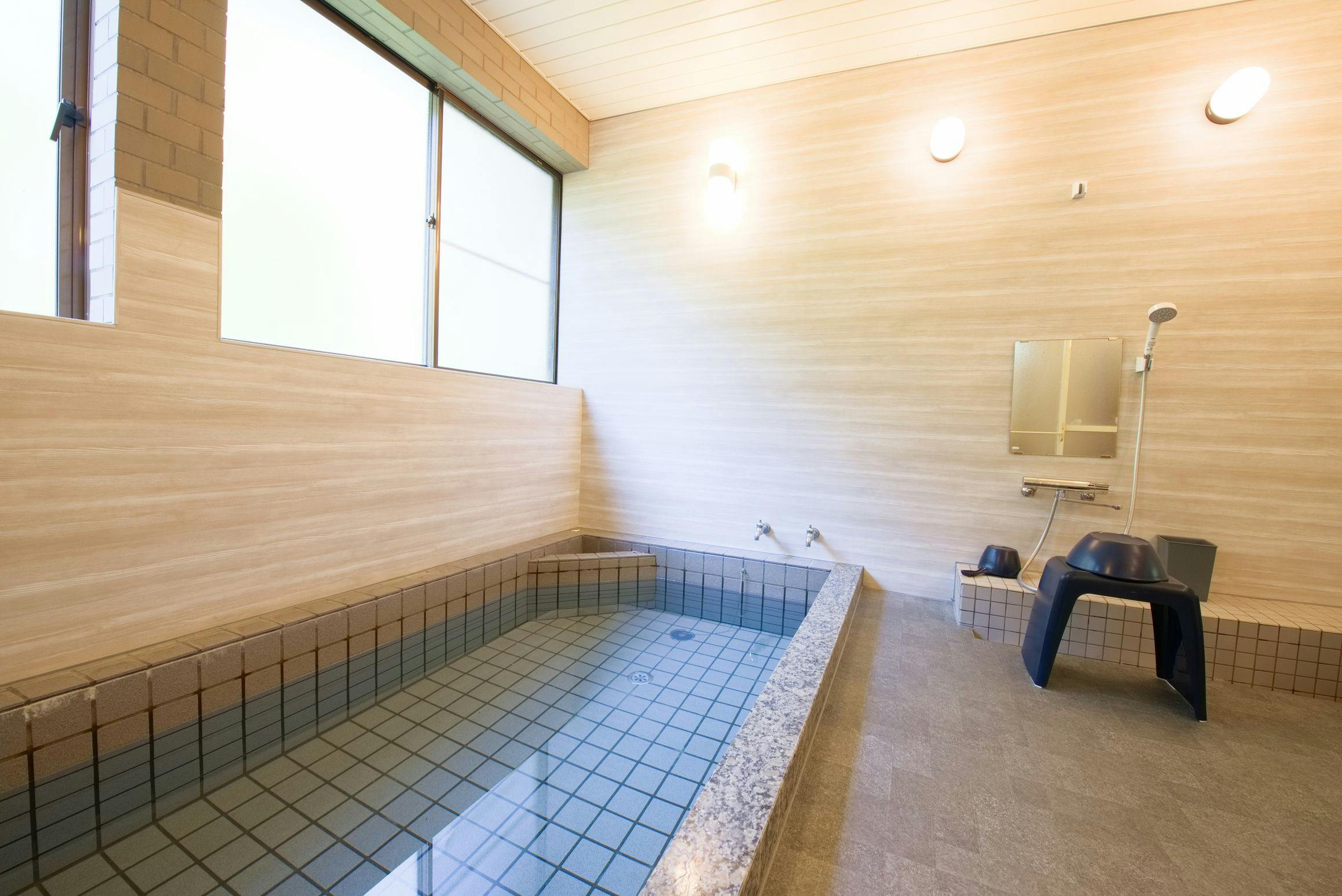 ห้องอาบน้ำเปิดถึง 23:00 สามารถใช้ฝักบัวได้ตลอด 24 ชั่วโมง