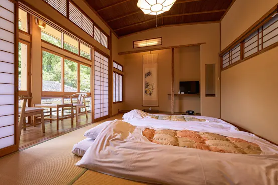 ห้องพักที่มีแสงสว่างส่องเข้ามา