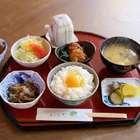 ข้าวไข่ดิบราดซอสหอมกลิ่นดาชิ สีสันสวยงาม อร่อยน่าทาน