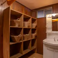 *Pemandian pria: Ruang ganti