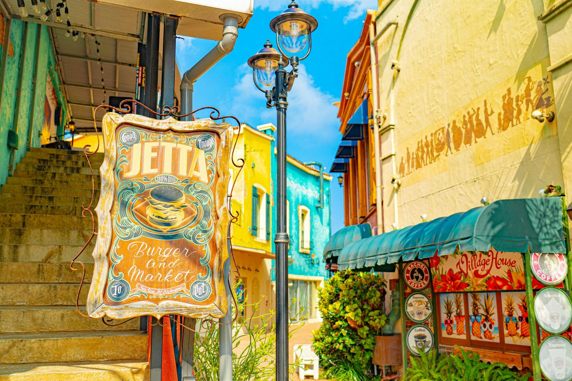 5 menit berkendara atau 15 menit berjalan kaki ke American Village!