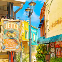 5 menit berkendara atau 15 menit berjalan kaki ke American Village!