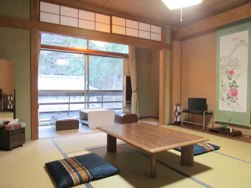 *客房示例 / 面向灵泉寺川的纯日式房间