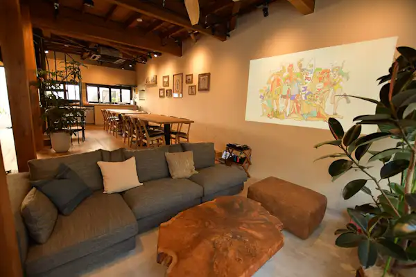 신발을 신은 채로 이용 가능한 거실입니다.